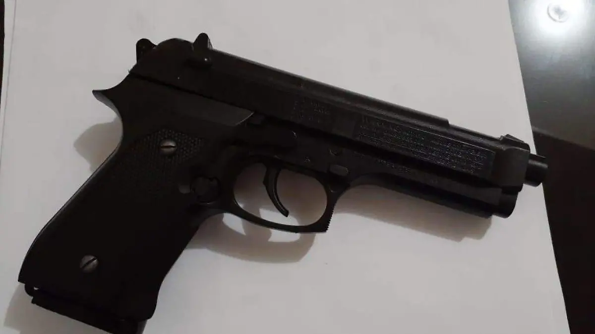 1 Par de adolescentes sembraban miedo con réplica de 9mm